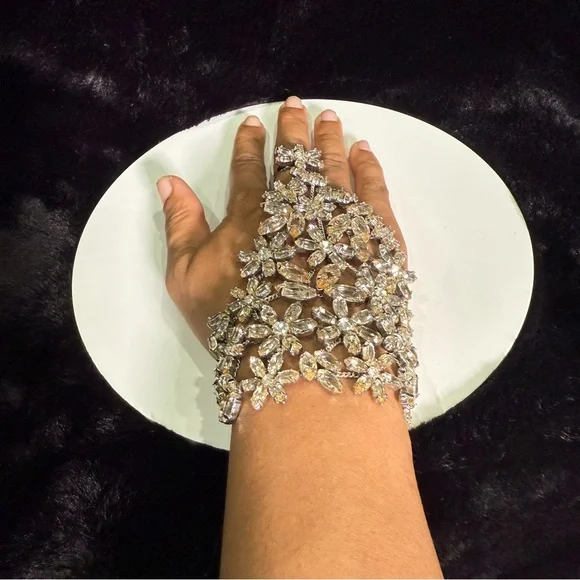 ✨ BCBGMAXAZRIA Crystal Hand Chain Bracelet – Statement Floral Design NWT - Picture 4 of 14